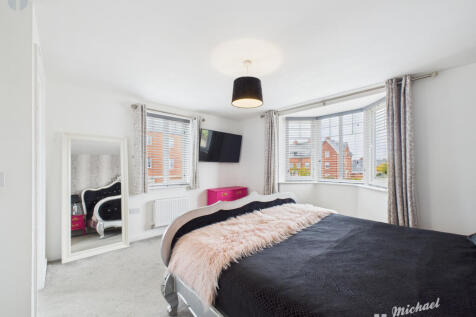 CAM03218G0-PR0817-STILL005