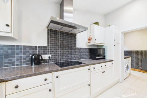 CAM03218G0-PR0827-STILL011-thumbnail-h750-70