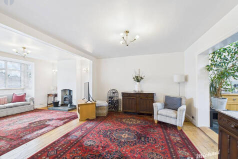 CAM03218G0-PR0827-STILL008-thumbnail-h750-70