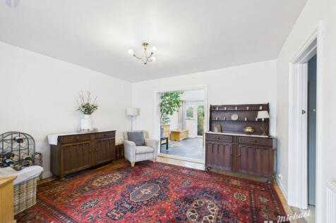 CAM03218G0-PR0827-STILL005-thumbnail-h750-70