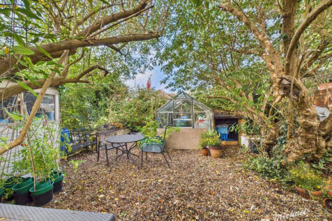 CAM03218G0-PR0827-STILL017-thumbnail-h750-70