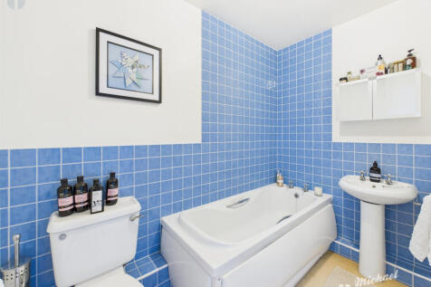 CAM03852G0-PR0476-STILL004