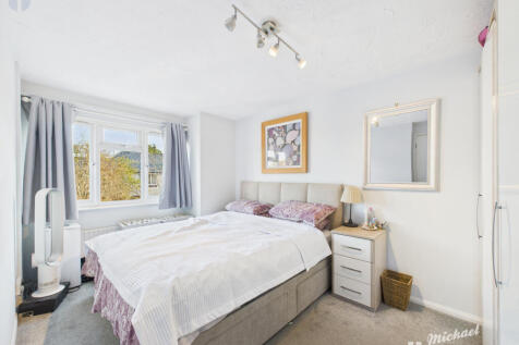 CAM03218G0-PR0831-STILL001