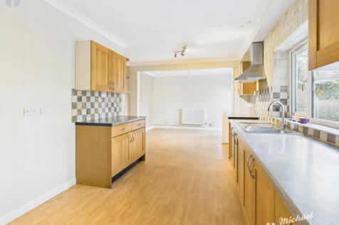 CAM03852G0-PR0480-STILL001