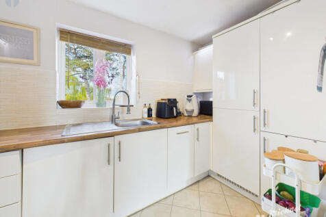 CAM03852G0-PR0488-STILL008