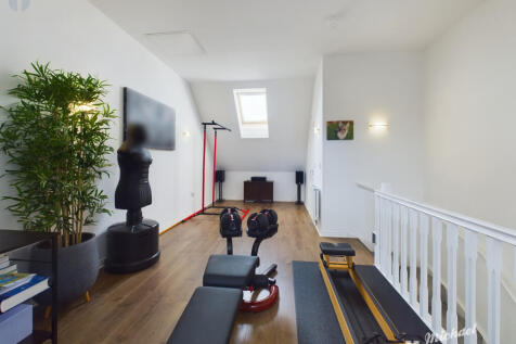 CAM03852G0-PR0112-STILL016