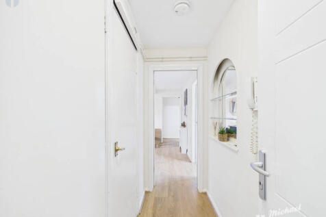 CAM03218G0-PR0853-STILL004-thumbnail-h750-70