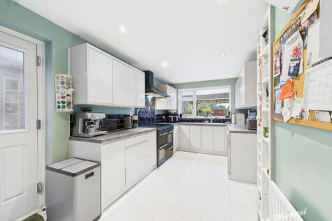 CAM03218G0-PR0880-STILL013