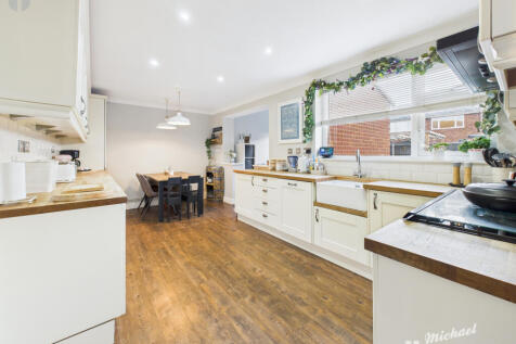 CAM03852G0-PR0506-STILL010