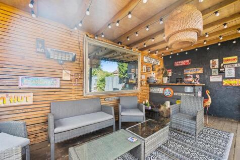 Covered Area &amp; Bar