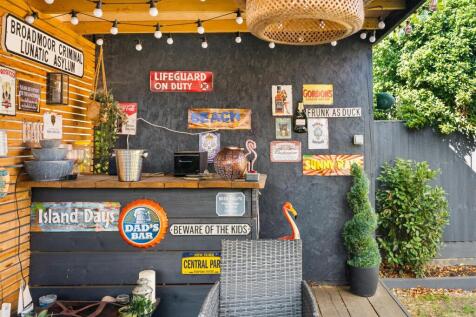 Covered Area &amp; Bar