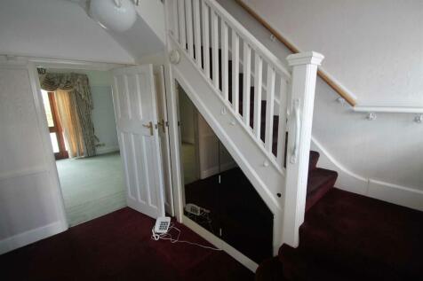 SPACIOUS ENTRANCE HALL