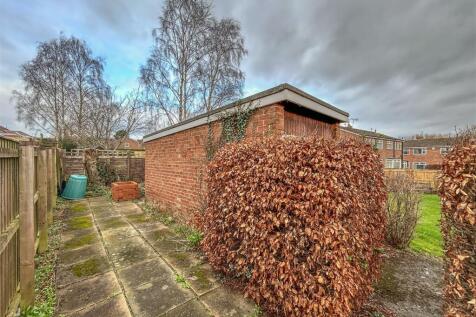 Side Garden /Garage