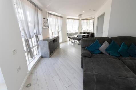 Lounge/Dining Area