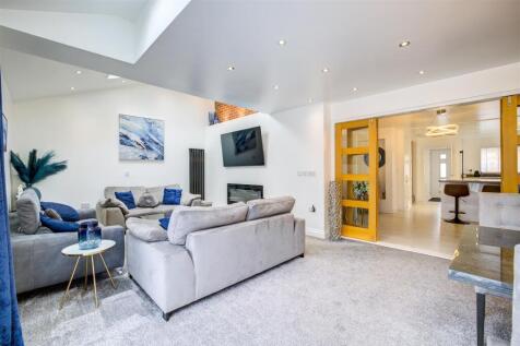 Lounge/Family Room