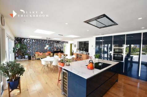 KITCHEN/FAMILY ROOM