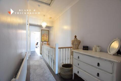 FIRST FLOOR LANDING
