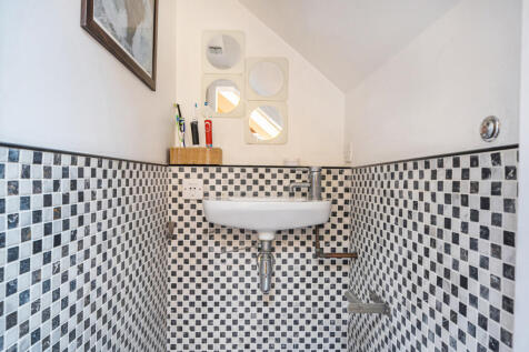 1372797-3-690dff0...