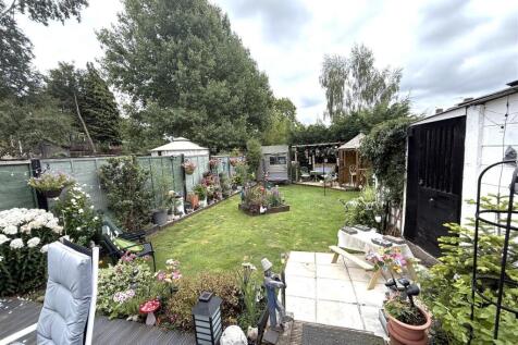 rear garden patio.jpg