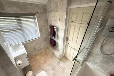 bathroom 1 a.jpg