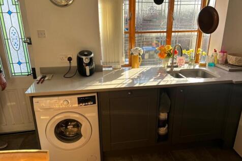 Kitchen 2.JPG