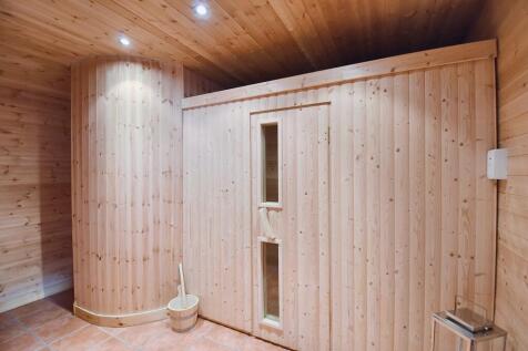 Sauna &amp; Showe...