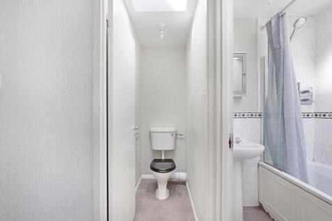 Separate WC &amp; bathro