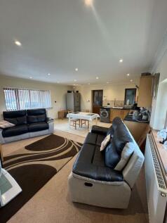 Living room to kitchen diner vies