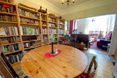 Living Room / Dining