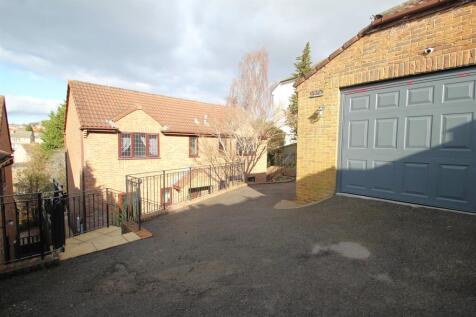 Garage / Front