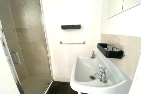 En Suite (Bedroom 2)