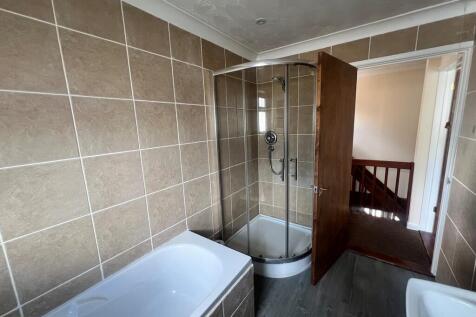 52 Carr bathroom