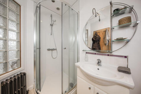 En suite shower