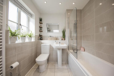 Main Bathroom 