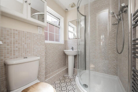 En suite shower r...