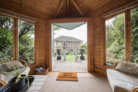 Summer house insi...