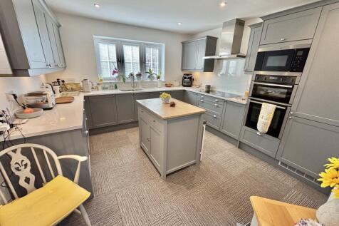 LIVING KITCHEN/DINER