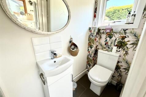 Upstairs ensuite (2).jpg