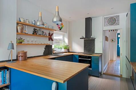 06-d40180787 - NS - PropWPen - 16 Phoenix Road -16