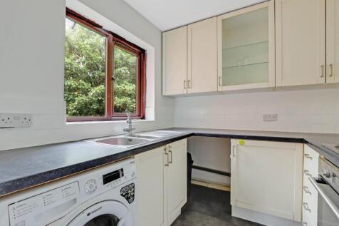 12-7854JHPropWorld - 44 Ashurst Close - 10.jpg