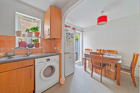 11-bf7181011 - NS - PropWorld - 2 Oaklands Court -