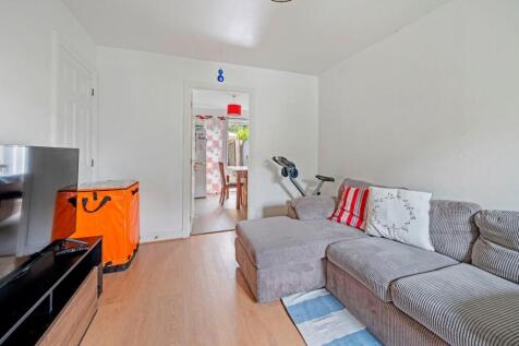 09-98a381011 - NS - PropWorld - 2 Oaklands Court -