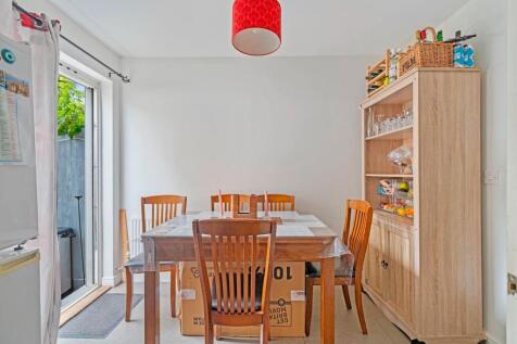 12-59de81011 - NS - PropWorld - 2 Oaklands Court -