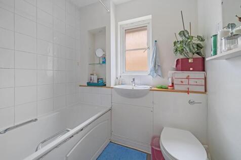 03-a19f81011 - NS - PropWorld - 2 Oaklands Court -