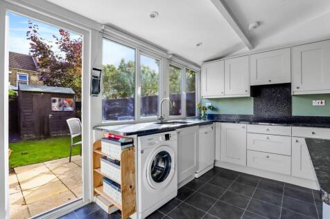01-fbcbJHPropWorld - 35 Percy Road - 2-medium.jpg