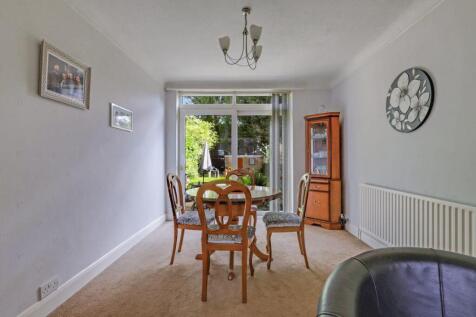 13-56ebJHPropWpen - 40 Kent House Lane - 14.jpg