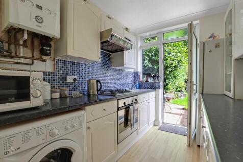 15-d605JHPropWpen - 40 Kent House Lane - 20.jpg