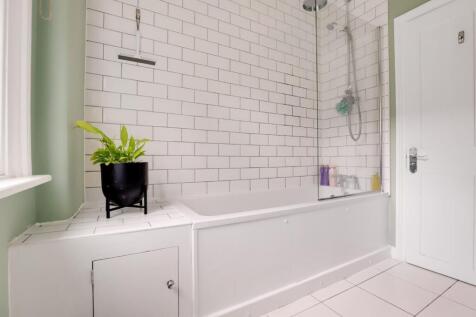 05-4a8eJHPropWpen - 12b Royston Road - 25.jpg