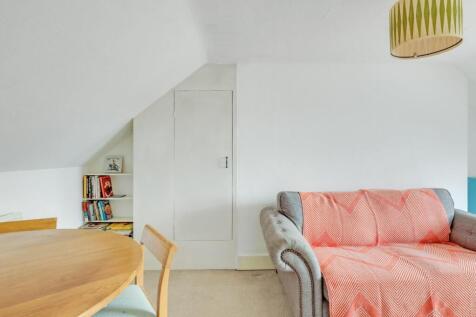 10-82bdJHPropWpen - 18c Castledeine Road - 4.jpg