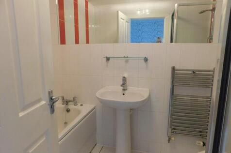 17DeeCloseBathroom